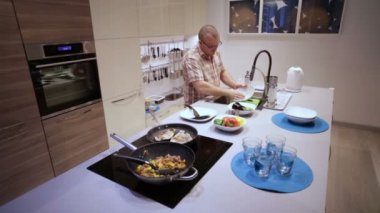 Adam çamaşır bulaşık