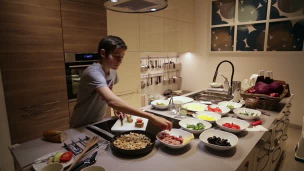 Adolescente chico hace un sándwich en la cocina — Vídeo de stock