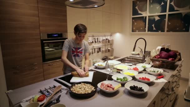 Adolescente hace un sándwich en la mesa de la cocina — Vídeos de Stock