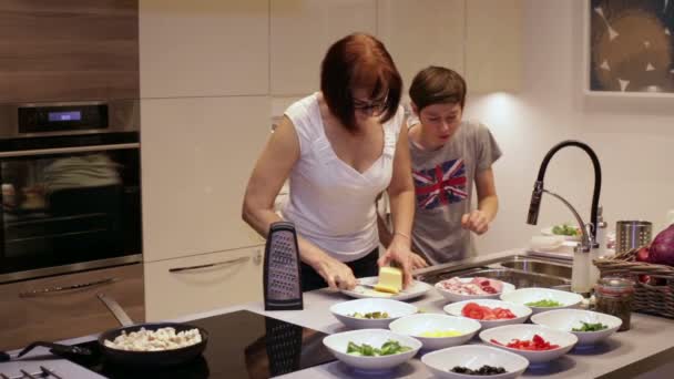 Madre e hijo en la cocina preparando comida — Vídeo de stock