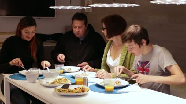 Vader, moeder, dochter en zoon eten — Stockvideo