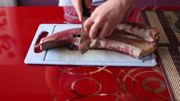 Mans Hand skära upp fisken — Stockvideo