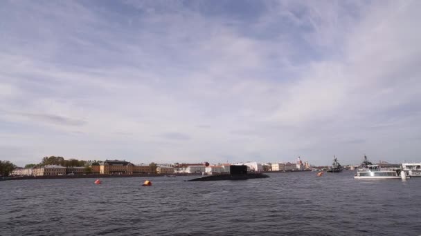 潜水艦とネヴァ川に軍艦 — ストック動画