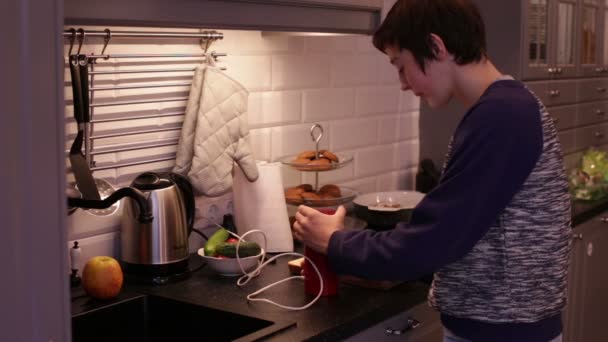 Tonåring pojke mal kaffe i en kaffekvarn — Stockvideo