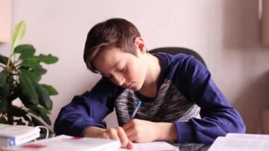 Genç çocuk yazma Someting