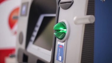 Bir kart para çekme dispenseri adam ekler