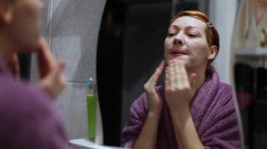 Kız kozmetik Scrub kullanarak yıkar