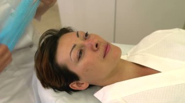 Cosmetolog kadın saç baş yordamı için hazırlanıyor