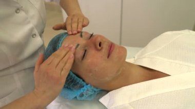 Yüz masajı krem kadının işi güzellik uzmanı