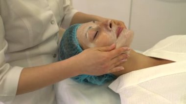 Güzellik uzmanı masaj yüz kremi kadın