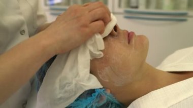 Güzellik uzmanı krem kadınların yüz temizler