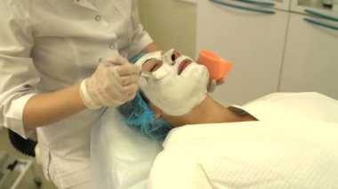 Kadının yüzünde maske krem yapma