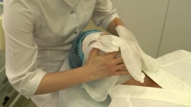 Kozmetik yüz maskeleri kaldırma işlemi