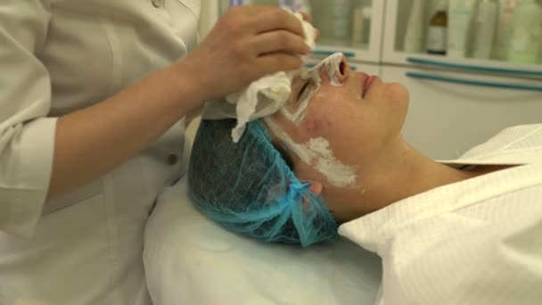 A folyamat a kozmetikai maszk eltávolítása a nő arca — Stock videók