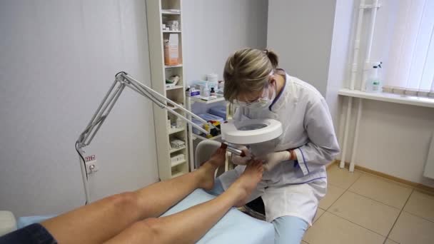 Pedicure w gabinecie lekarskim — Wideo stockowe