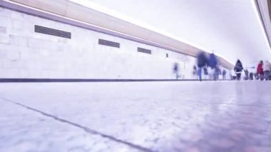 Metro bir tünelde insanların geçmesi