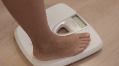 İnsanlar kilolarını ölçmek