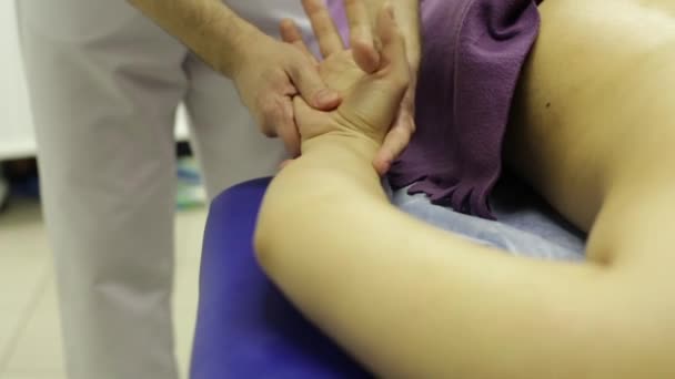 Профессиональный массаж рук — стоковое видео