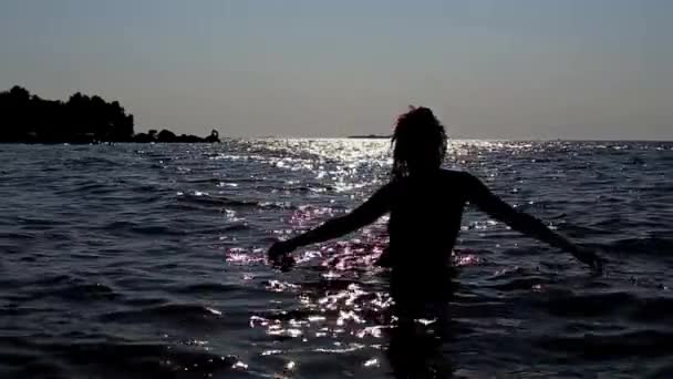 Siluet Danza lenta mujer joven en el mar — Vídeo de stock