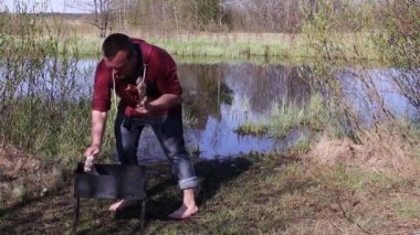 Adam bir barbekü ızgara koyar