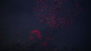 Selam, gece gökyüzünde havai fişek