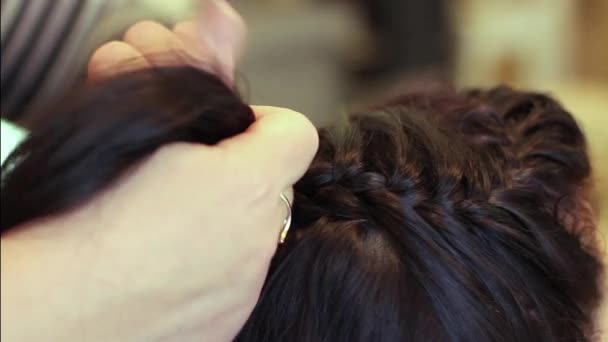 Плетіння коси в салоні краси — стокове відео