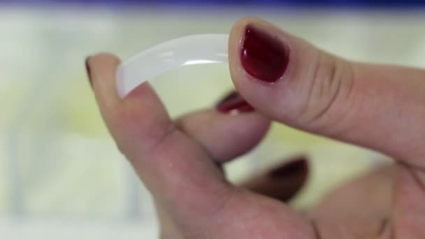 Testez la qualité des faux ongles 