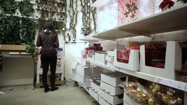 Mujer elige decoraciones para el año nuevo — Vídeo de stock