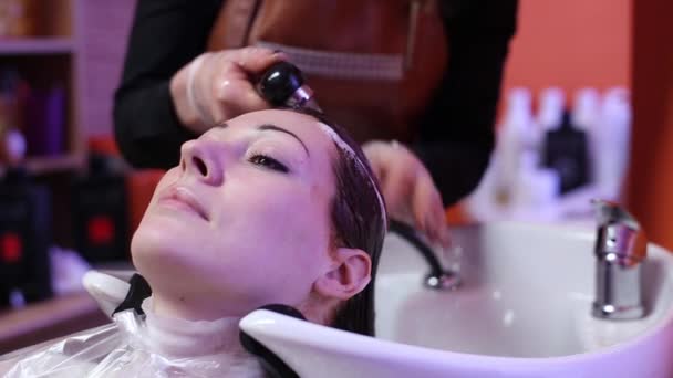 Lavando la cabeza en el salón de belleza — Vídeo de stock