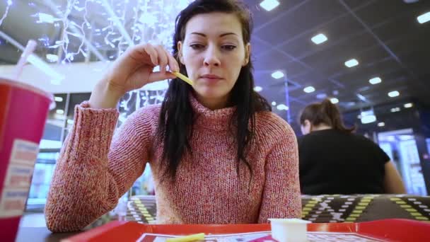 Žena jíst hranolky v Fastfood — Stock video