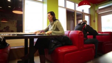 Cafe döner kebap yiyen Kadın