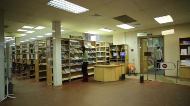 Kütüphanedeki kadın.