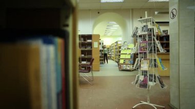 Kütüphanedeki kadın.