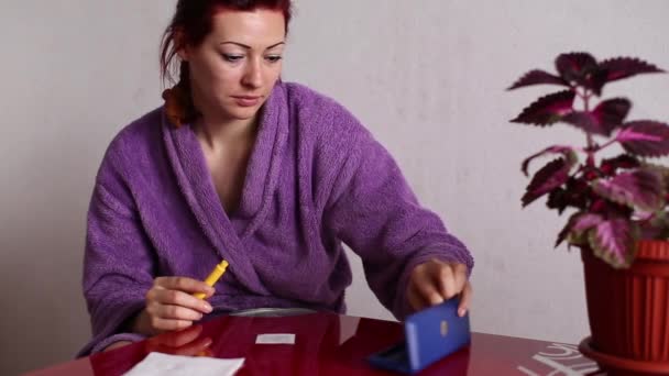 Mujer prepara jeringa para inyección — Vídeo de stock