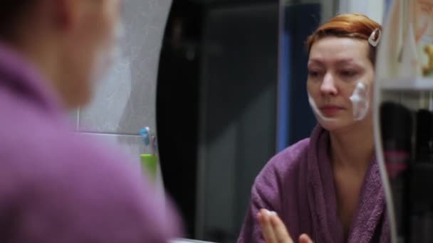 Mujer lavándose la cara con lavado facial — Vídeos de Stock