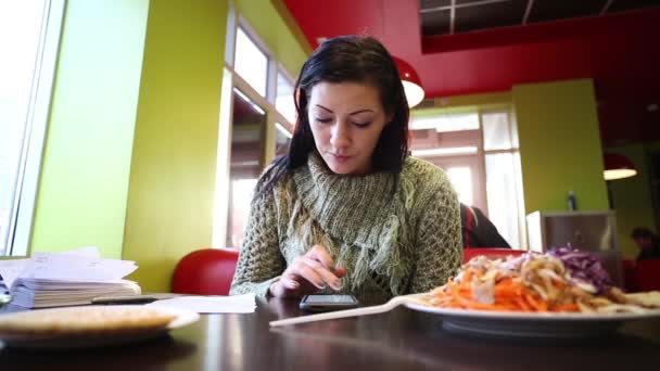 Mujer con Smartphone en el café — Vídeos de Stock