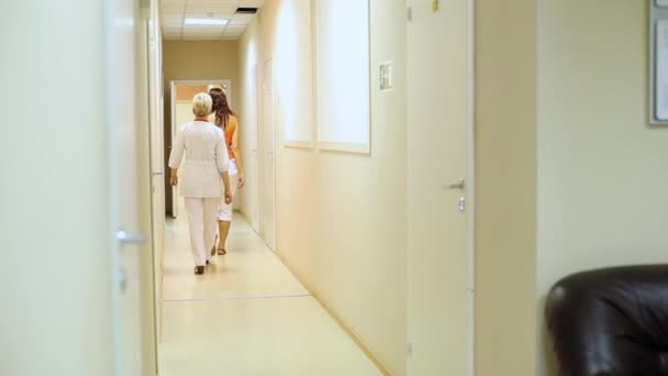 Verpleegkundige patiënt in Corridor van kliniek — Stockvideo