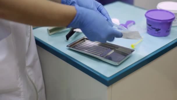 Медсестра посылает стерильные инструменты доктору — стоковое видео