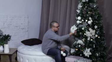 Yeni yıl xmas ağacı genç adam giysi
