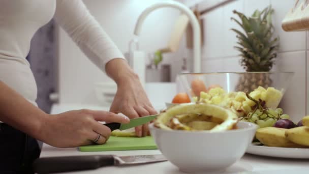 Žena, snížit ananas s nožem na šachovnici — Stock video