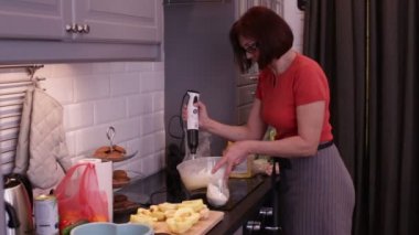 Bir kadın bir hamur Blender kamçı