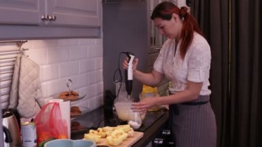 Kız bir hamur Blender kamçı