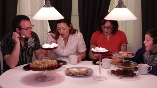Família comendo na mesa de jantar — Vídeo de Stock