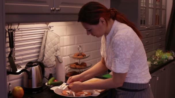 Bir kadın dökülen balık biftek baharat — Stok video