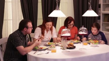 Bir masada sofraya oturdular ve konuşurken aile