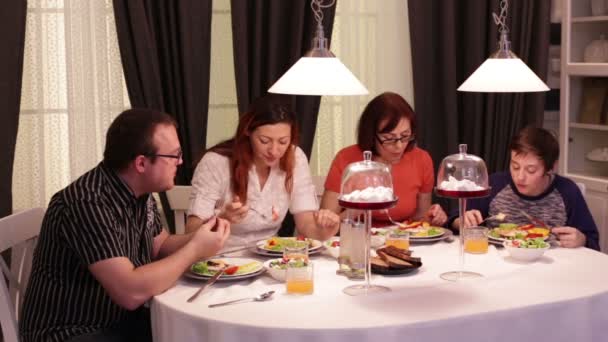 De familie gegeten op een tafel en praten — Stockvideo