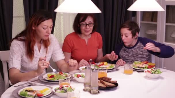 Gelukkig familie lunch — Stockvideo