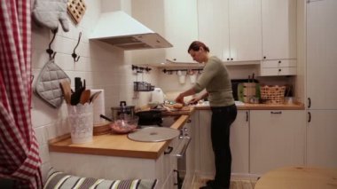 Kız hamburger ekmeği keser