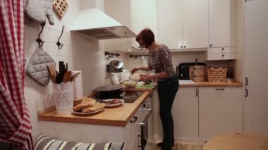 Kadın salata mayonez ile çalışır.