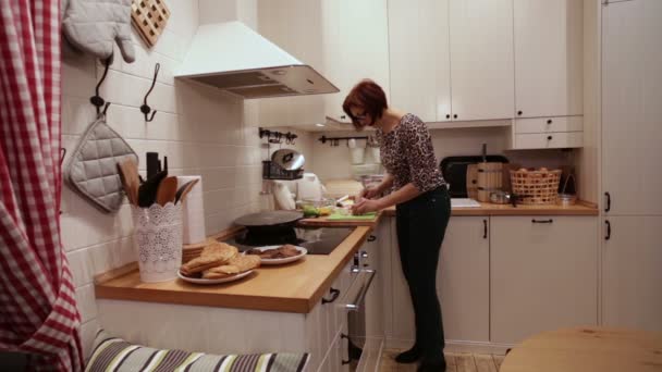 Woman cuts the crab meat on the Board with a knife — Stock Video